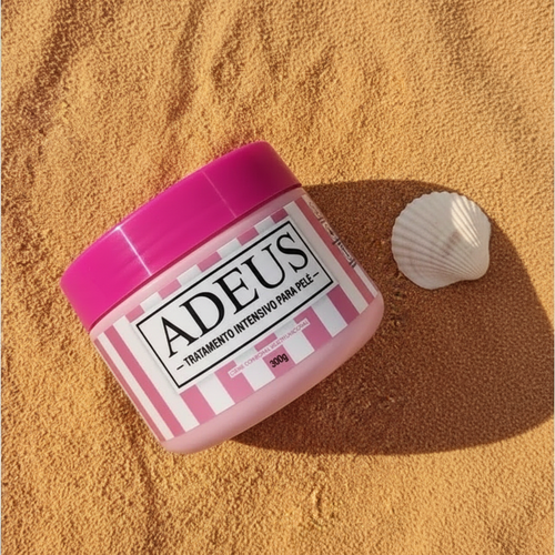 Adeus crema en arena con concha de mar